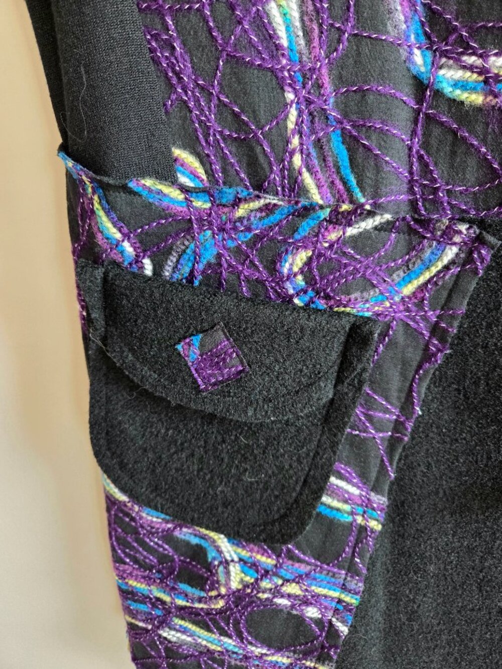 Papillon black/purple chain link pattern fabric tunic with asymmetric hem - Picture 3 of 12